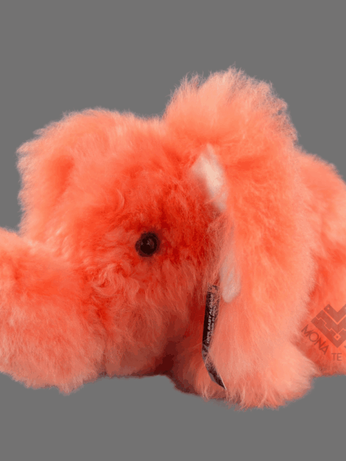 Elefante de color rojo Suavidad y tradición