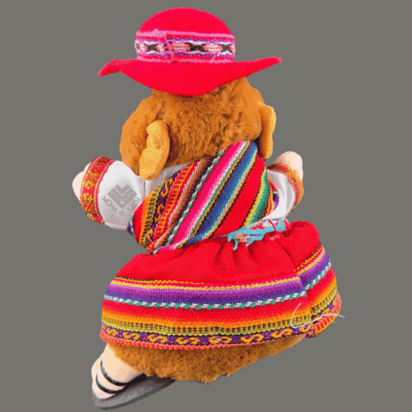 Cuy Peluche Andino – Mujer con Sombrero y Pollera Tradicional (edición roja)