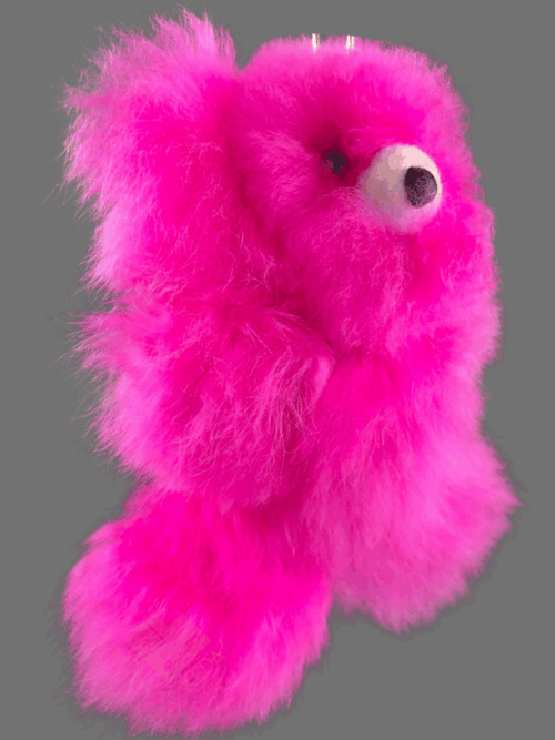 oso de color rosado con fibra de alpaca toque vibrante y artesanal