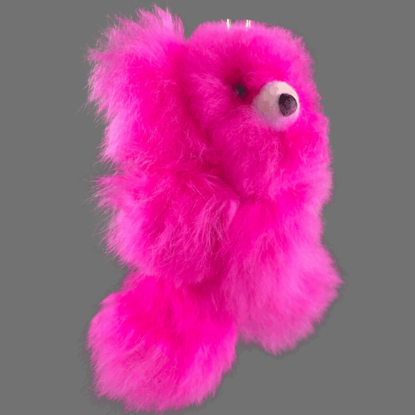 oso de color rosado con fibra de alpaca toque vibrante y artesanal