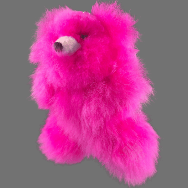 oso de color rosado con fibra de alpaca toque vibrante y artesanal