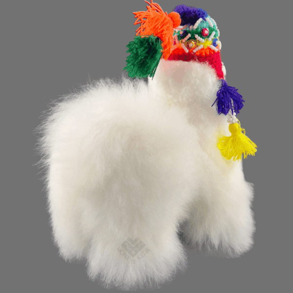 Llama Andina de Alpaca con chullo Tejido y Pompones Multicolores (Tamaño 2)